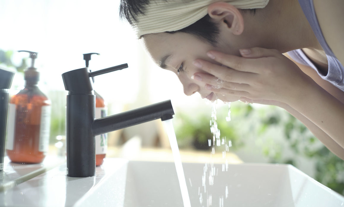 洗顔シーン　自然光　ハウススタジオ　aL/Right STUDIO.　光の入り方　美しい光　生活シーン　日常　一人暮らしシーン　東京　世田谷　撮影