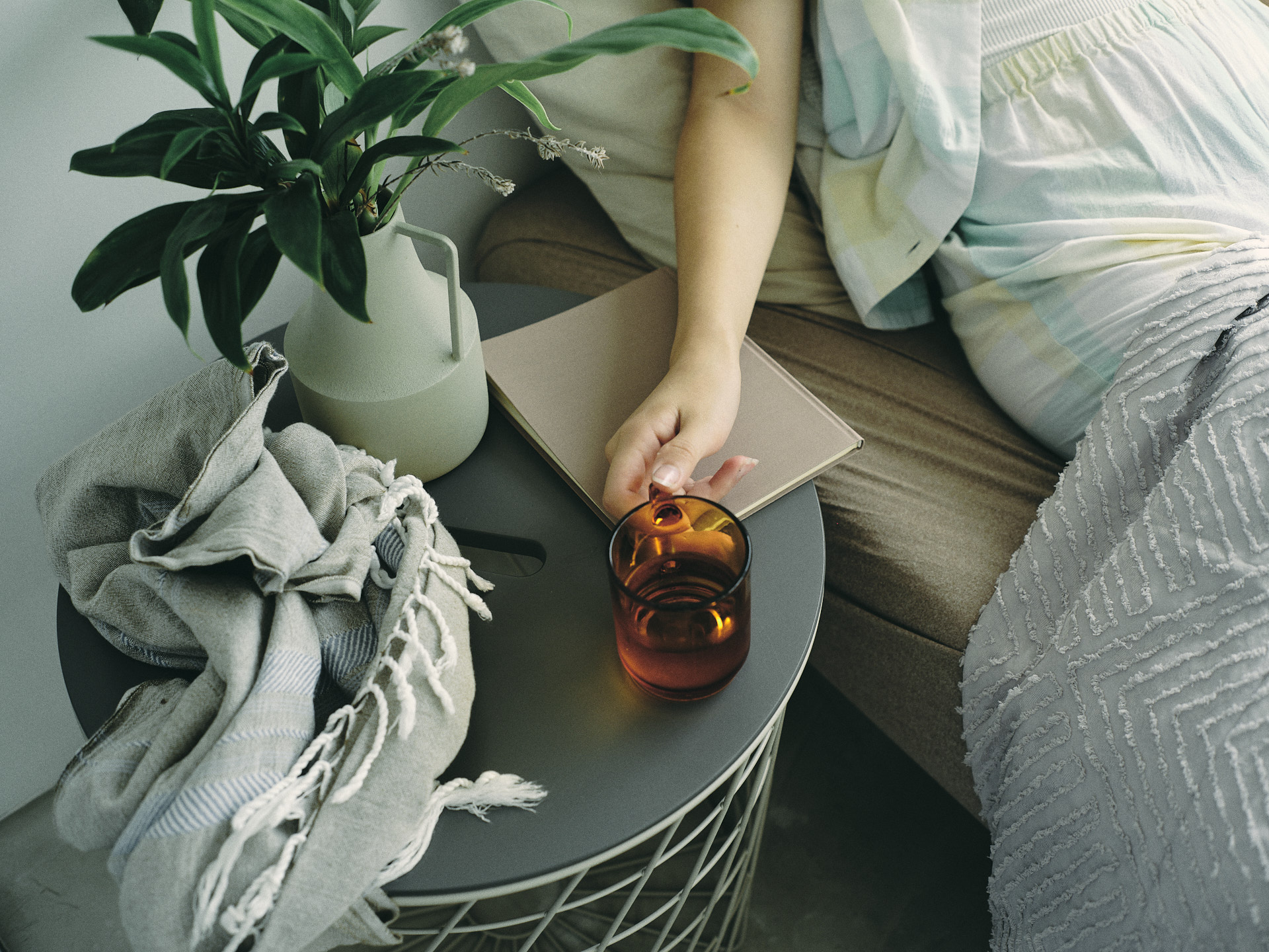 洗顔シーン　自然光　ハウススタジオ　aL/Right STUDIO.　光の入り方　美しい光　生活シーン　日常　一人暮らしシーン　東京　世田谷　撮影