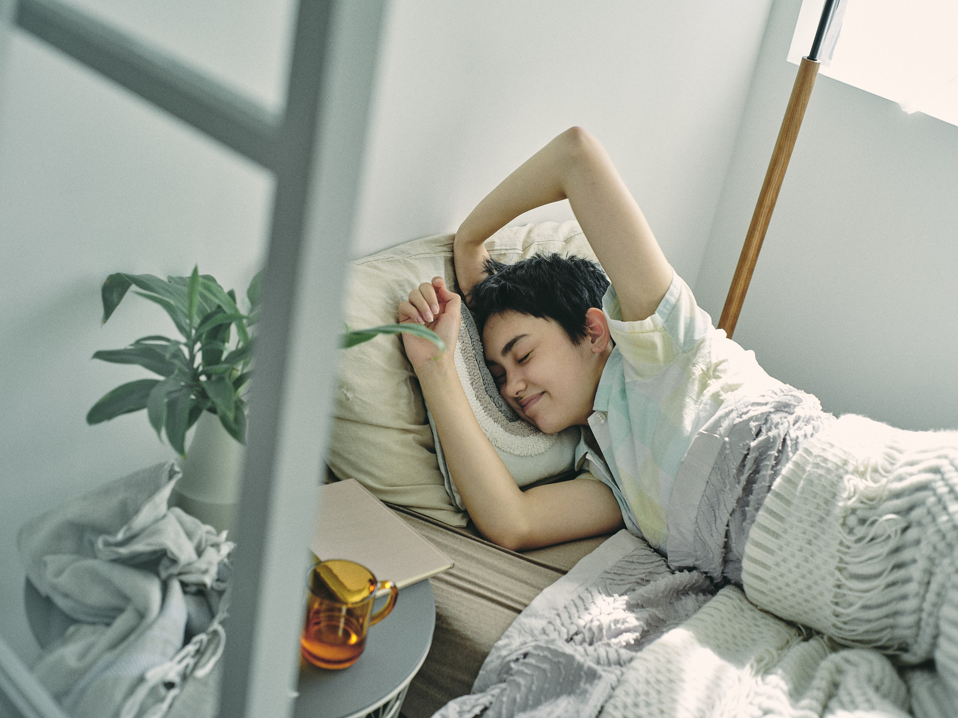 洗顔シーン　自然光　ハウススタジオ　aL/Right STUDIO.　光の入り方　美しい光　生活シーン　日常　一人暮らしシーン　東京　世田谷　撮影