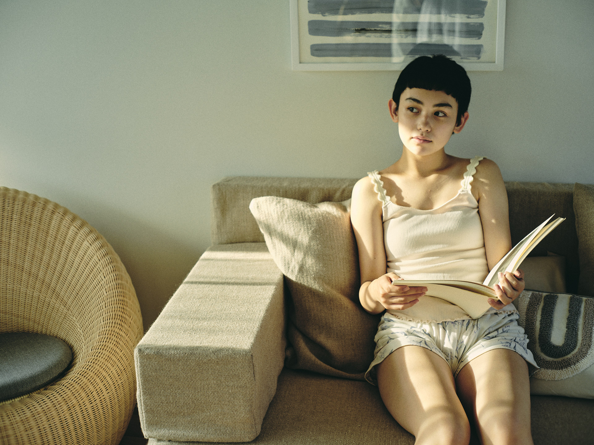 ソファーで本を読む　休日　読書シーン　自然光　ハウススタジオ　aL/Right STUDIO.　光の入り方　東京　世田谷　撮影