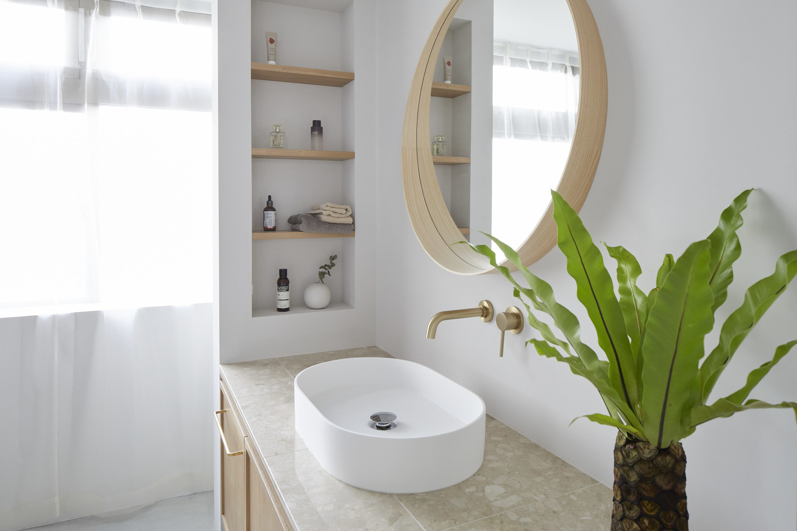 自然光ハウススタジオ　Beige/R STUDiO　洗面台　光の入り方　洗顔シーン　　