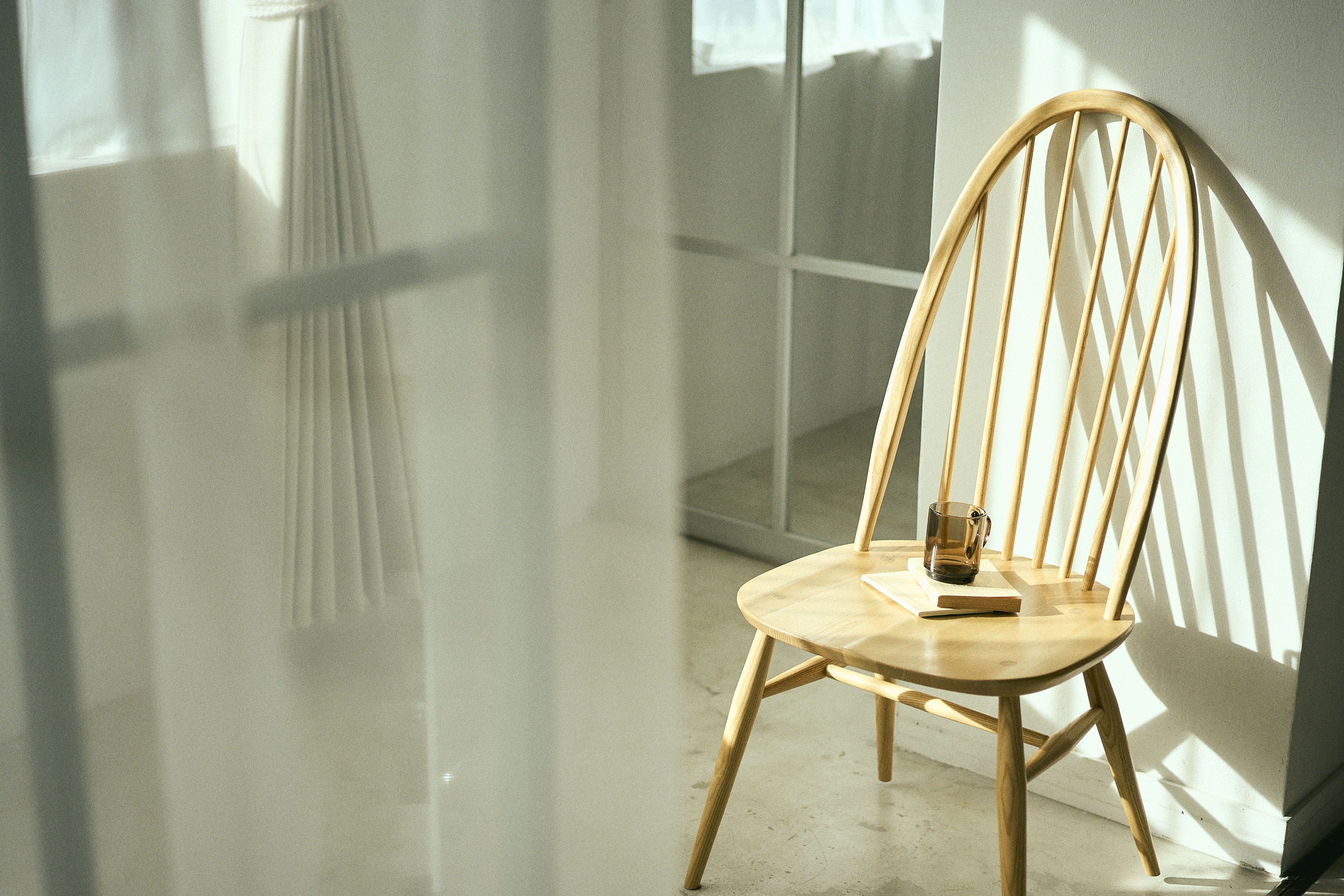 自然光 ハウススタジオ aL/Right STUDIO.アーコール クエーカーチェア 自然光ハウススタジオ 撮影用 aL/Right STUDIO.アーコール クエーカーチェア 生活シーン 名作家具